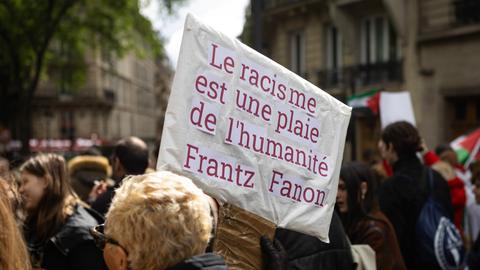 Frankreich, Paris, 21.04.2024. Demonstration gegen Rassismus, Islamfeindlichkeit und für den Schutz aller Kinder.