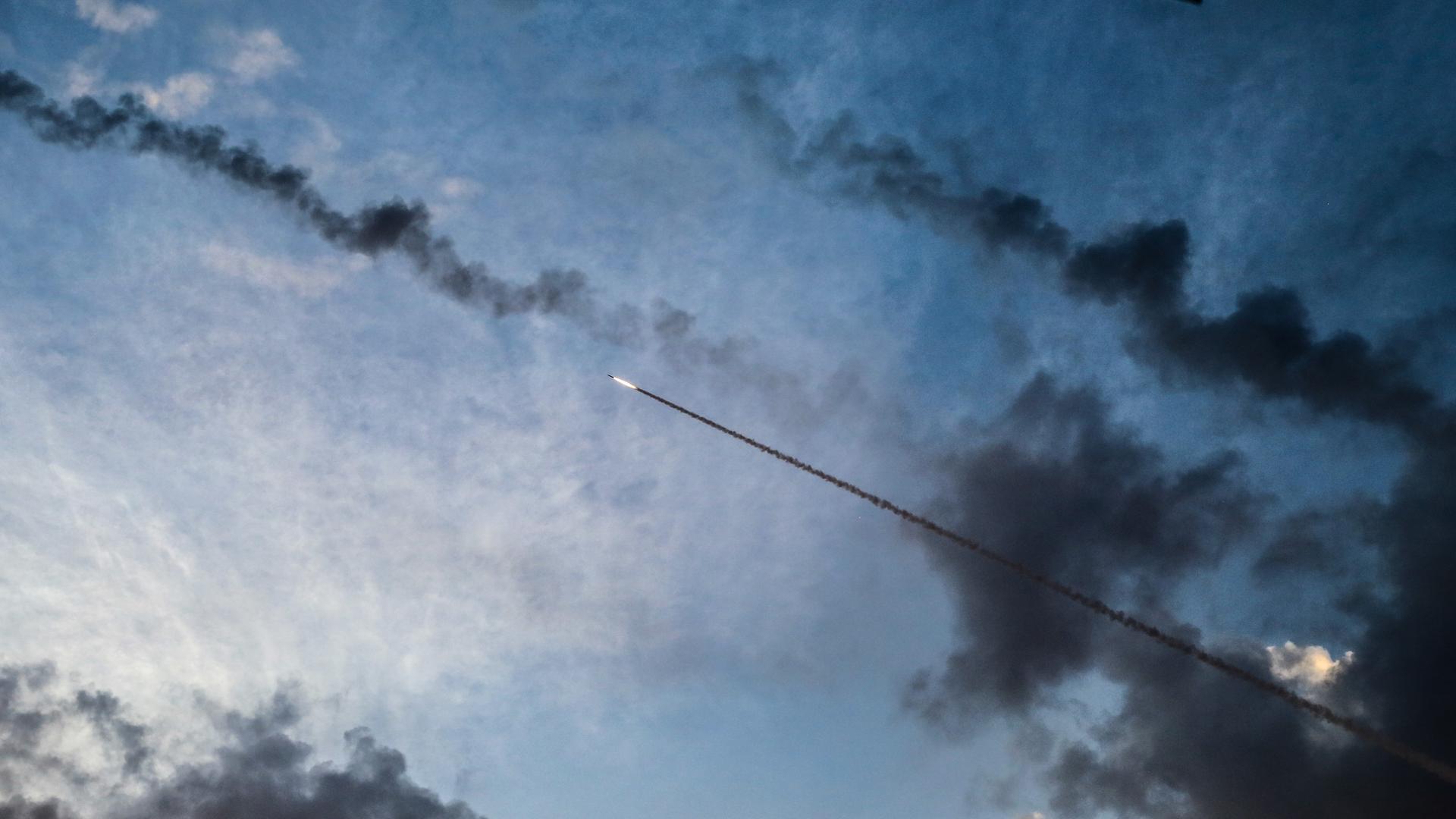 Raketen werden aus Gaza abgefeuert, Rauchwolken steigen auf