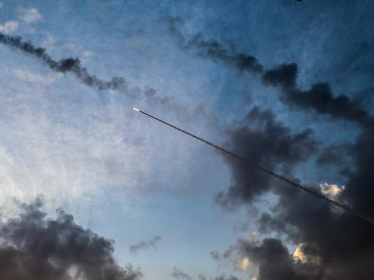 Raketen werden aus Gaza abgefeuert, Rauchwolken steigen auf