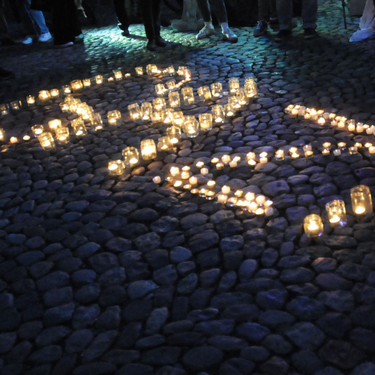 Gedenkdemonstration mit Lichtern zur Beendigung des Gaza-Kriegs 