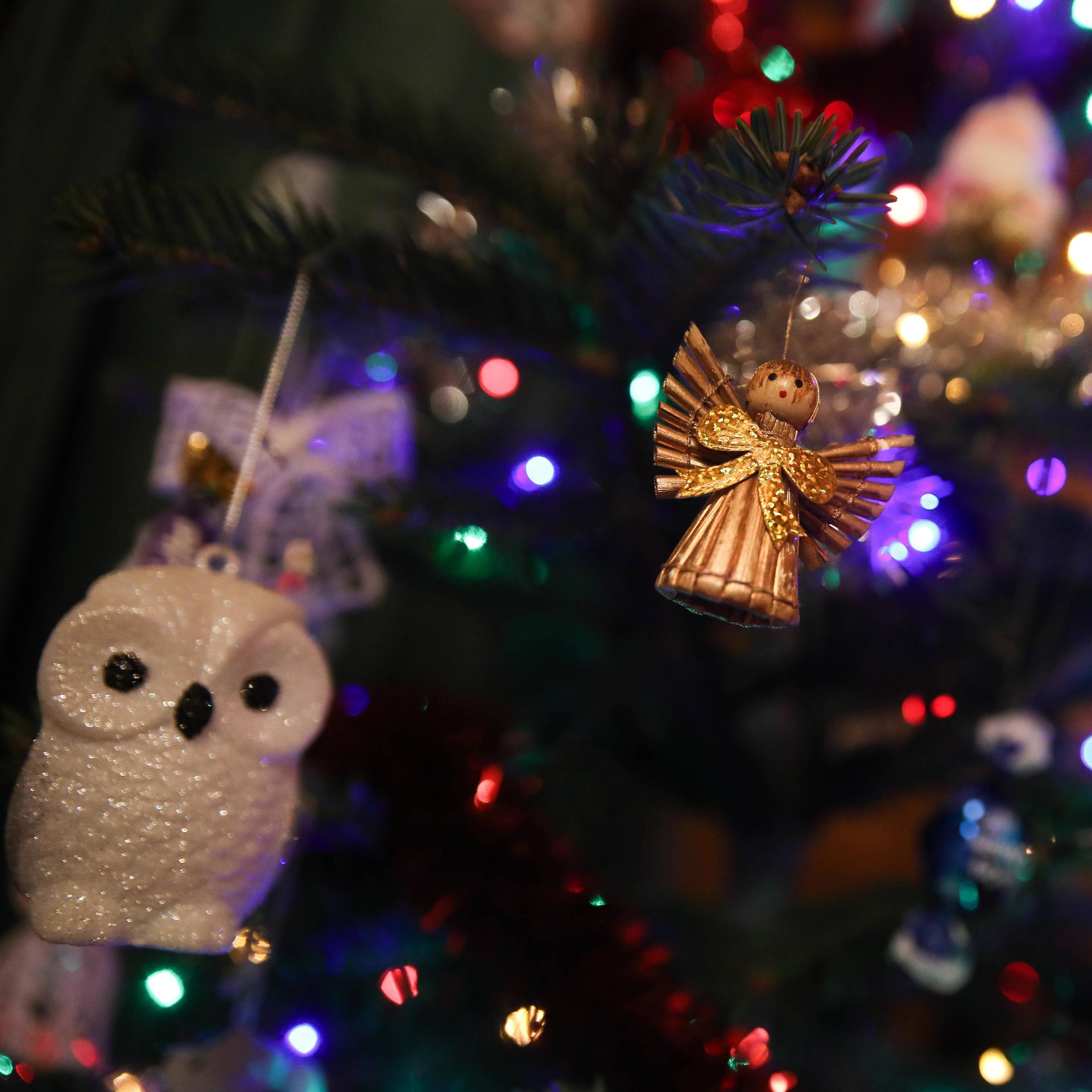 Religion und Kitsch - Engel, Gold und Kalaschnikow