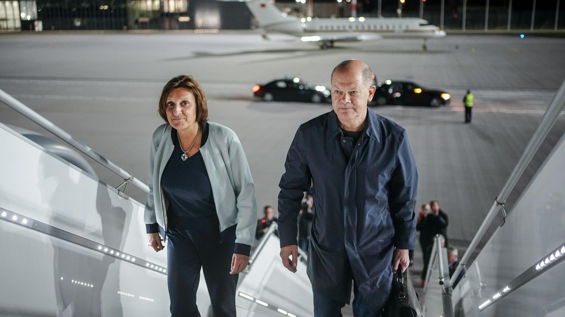 Gemeinsam mit seiner Ehefrau Britta Ernst (l) geht Bundeskanzler Olaf Scholz (SPD) die Gangway des Airbus A350 der Luftwaffe für den Flug zum G7-Gipfel in Japan hinauf. Gemeinsam mit seiner Ehefrau Britta Ernst (l) geht Bundeskanzler Olaf Scholz (SPD) die Gangway des Airbus A350 der Luftwaffe für den Flug zum G7-Gipfel in Japan hinauf.