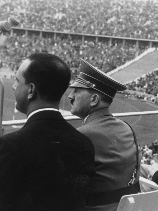 August 1936:  Adolf Hitler im Stadion bei den Olympischen Spielen zusammen mit den italienischen Kronprinz in Berlin.