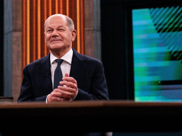 Bundeskanzler Olaf Scholz (SPD) sitzt im Fernsehstudio der ARD-Sendung "Caren Miosga". 