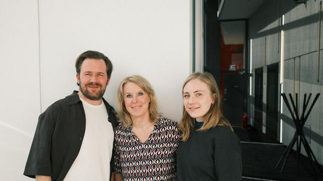 Janine Lüttmann im Hörspielstudio mit Nico Holonics und Elisa Schlott