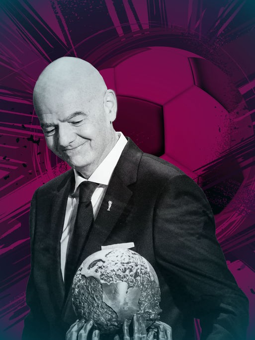 Porträt von Gianni Infantino, der lächelnd nach unten auf den Friedenspreis der FIFA schaut. Im Hintergrund ist die violett eingefärbte Grafik eines Fußballes zu sehen. Porträt von Gianni Infantino, der lächelnd nach unten auf den Friedenspreis der FIFA schaut. Im Hintergrund ist die violett eingefärbte Grafik eines Fußballes zu sehen.