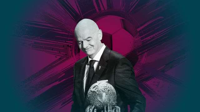 Porträt von Gianni Infantino, der lächelnd nach unten auf den Friedenspreis der FIFA schaut. Im Hintergrund ist die violett eingefärbte Grafik eines Fußballes zu sehen.
