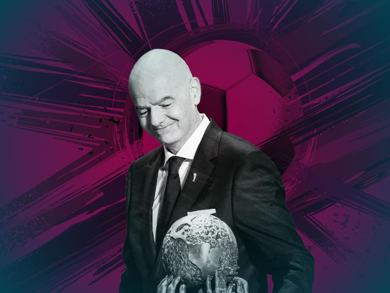Porträt von Gianni Infantino, der lächelnd nach unten auf den Friedenspreis der FIFA schaut. Im Hintergrund ist die violett eingefärbte Grafik eines Fußballes zu sehen. Porträt von Gianni Infantino, der lächelnd nach unten auf den Friedenspreis der FIFA schaut. Im Hintergrund ist die violett eingefärbte Grafik eines Fußballes zu sehen.