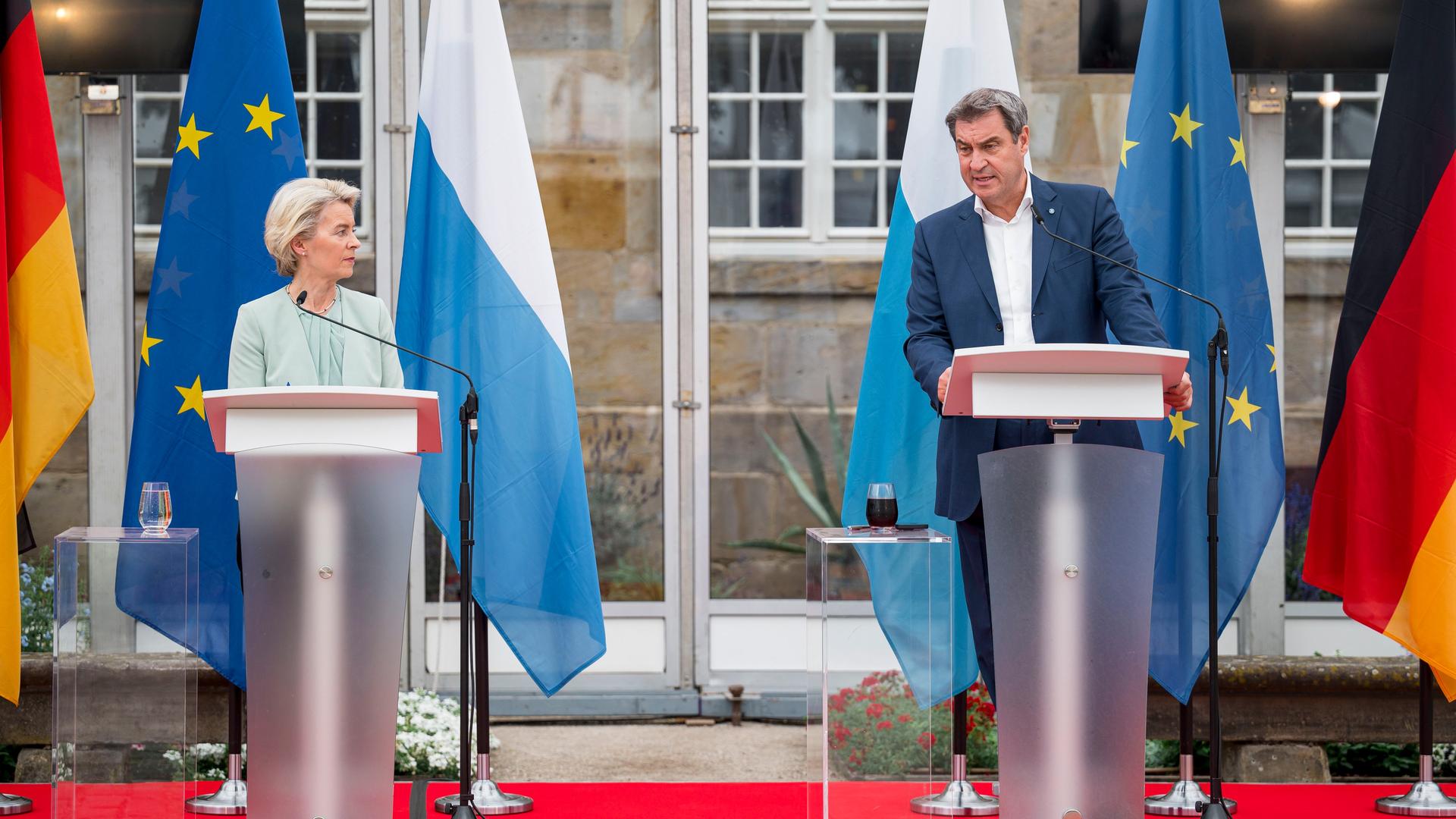 Bayern, Bayreuth: Ursula von der Leyen (l, CDU), Präsidentin der Europäischen Kommission, und Markus Söder (r, CSU), Bayerischer Ministerpräsident, während der Pressekonferenz nach der Tagung des Bayerischen Kabinetts. Bayern, Bayreuth: Ursula von der Leyen (l, CDU), Präsidentin der Europäischen Kommission, und Markus Söder (r, CSU), Bayerischer Ministerpräsident, während der Pressekonferenz nach der Tagung des Bayerischen Kabinetts.