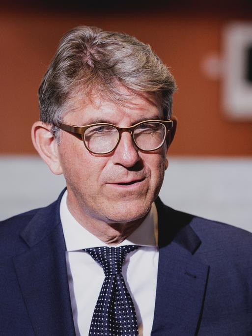 Porträtaufnahme von Wolfram Weimer, Staatsminister für Kultur und Medien, aufgenommen im Rahmen der Konstituierenden Kabinettssitzung Anfang Mai 2025 in Berlin