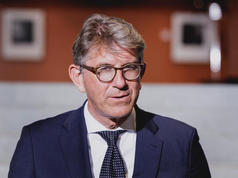 Porträtaufnahme von Wolfram Weimer, Staatsminister für Kultur und Medien, aufgenommen im Rahmen der Konstituierenden Kabinettssitzung Anfang Mai 2025 in Berlin
