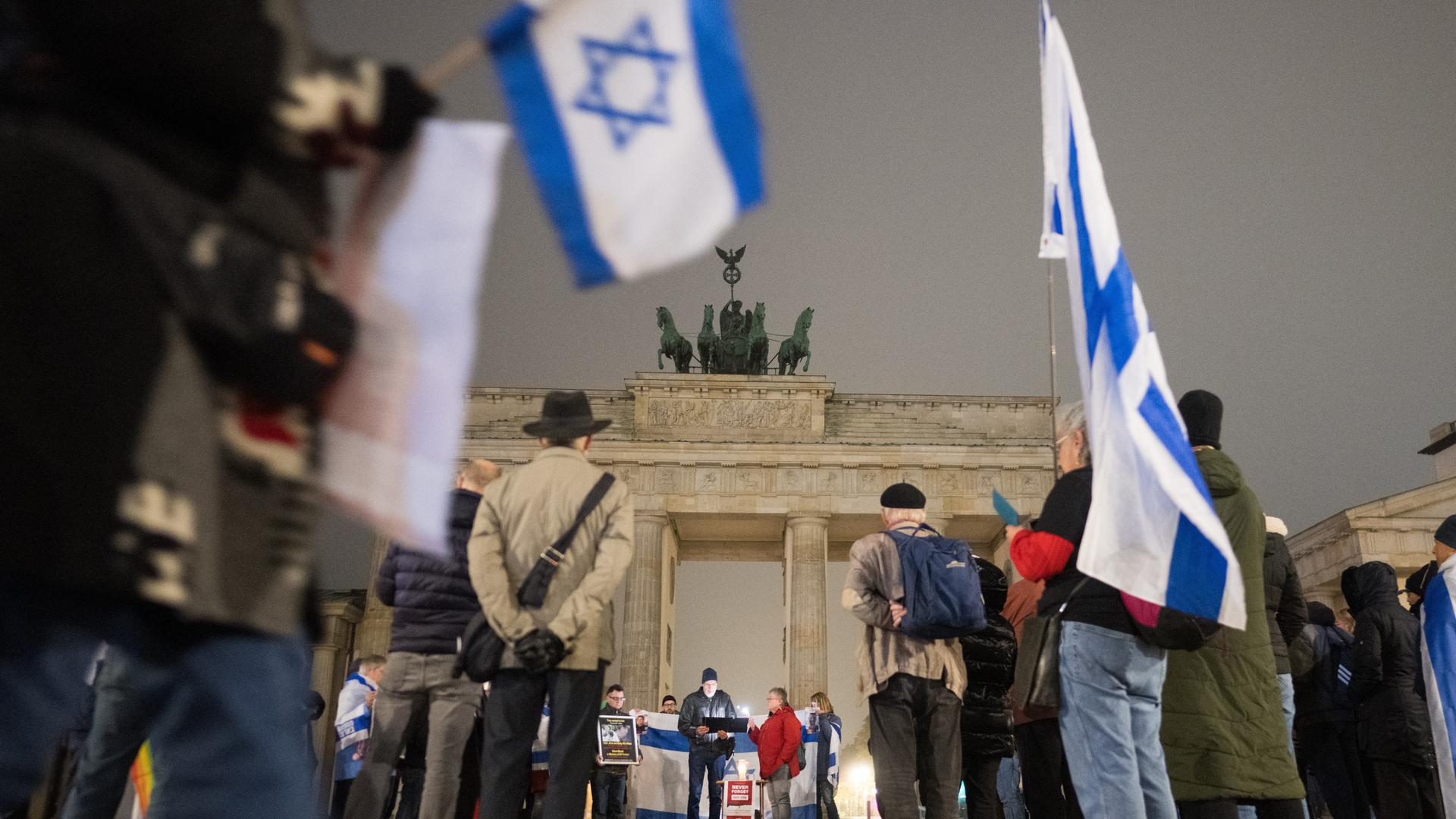 Menschen versammeln sich für eine Namens-Lesung der Opfer vor dem Brandenburger Tor zum 2. Jahres-Tag des Hamas-Angriffs auf das Land Israel.