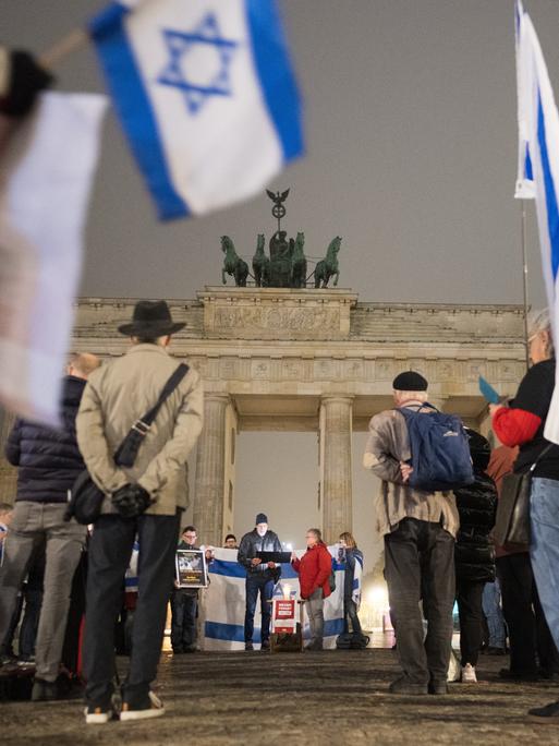 Menschen versammeln sich für eine Namens-Lesung der Opfer vor dem Brandenburger Tor zum 2. Jahres-Tag des Hamas-Angriffs auf das Land Israel.