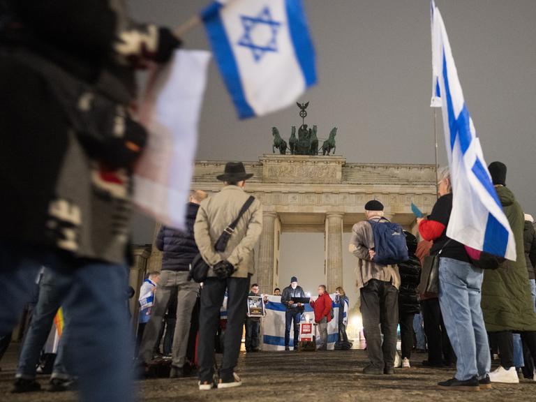 Menschen versammeln sich für eine Namens-Lesung der Opfer vor dem Brandenburger Tor zum 2. Jahres-Tag des Hamas-Angriffs auf das Land Israel.