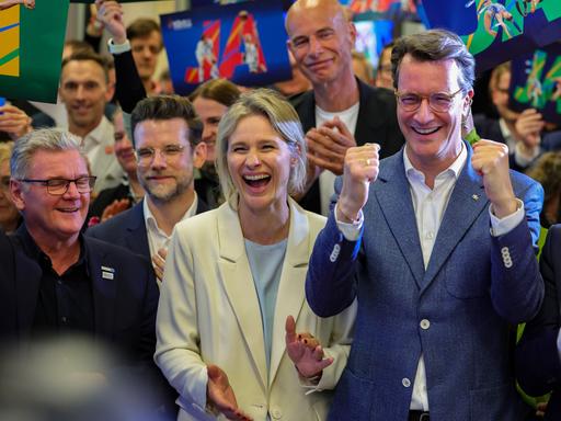 Hendrik Wüst (CDU, Mitte), Ministerpräsident des Landes Nordrhein-Westfalen, jubelt nach der erfolgreichen Abstimmung um die Olympischen Spiele in Nordrhein-Westfalen.