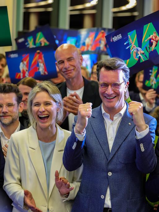Hendrik Wüst (CDU, Mitte), Ministerpräsident des Landes Nordrhein-Westfalen, jubelt nach der erfolgreichen Abstimmung um die Olympischen Spiele in Nordrhein-Westfalen.