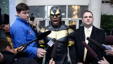 Ben Fodor in seiner Verkleidung mit Maske als Superhero Phoenix Jones