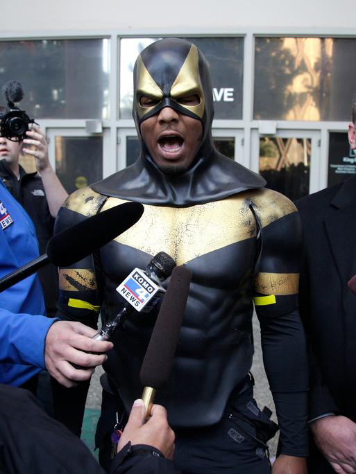 Ben Fodor in seiner Verkleidung mit Maske als Superhero Phoenix Jones