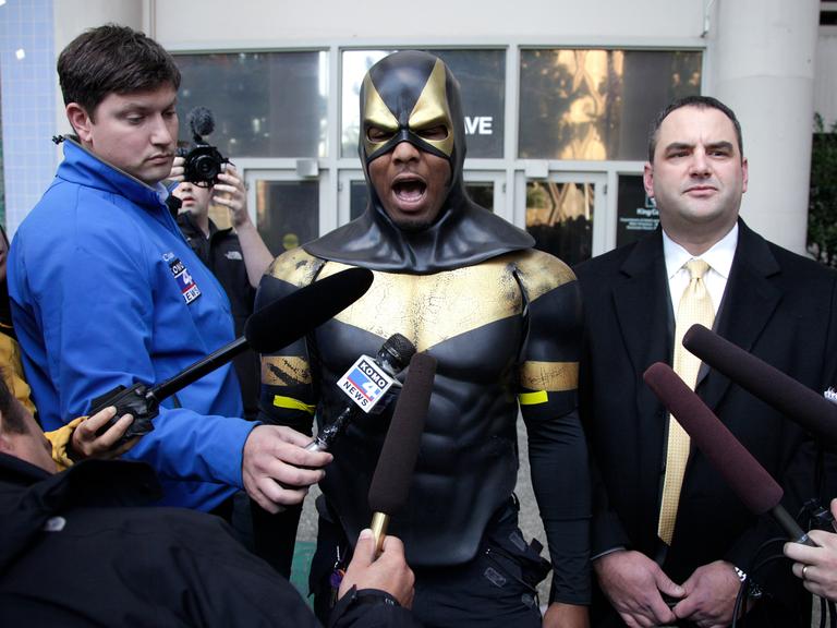 Ben Fodor in seiner Verkleidung mit Maske als Superhero Phoenix Jones