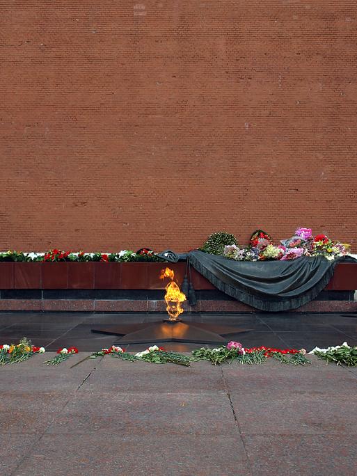 Blumen auf dem 'Grab des unbekannten Soldaten' in Moskau.