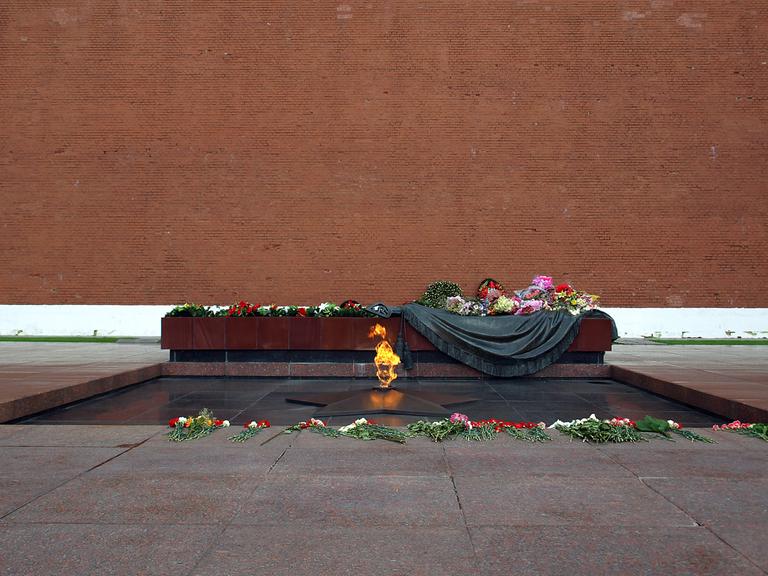 Blumen auf dem 'Grab des unbekannten Soldaten' in Moskau.