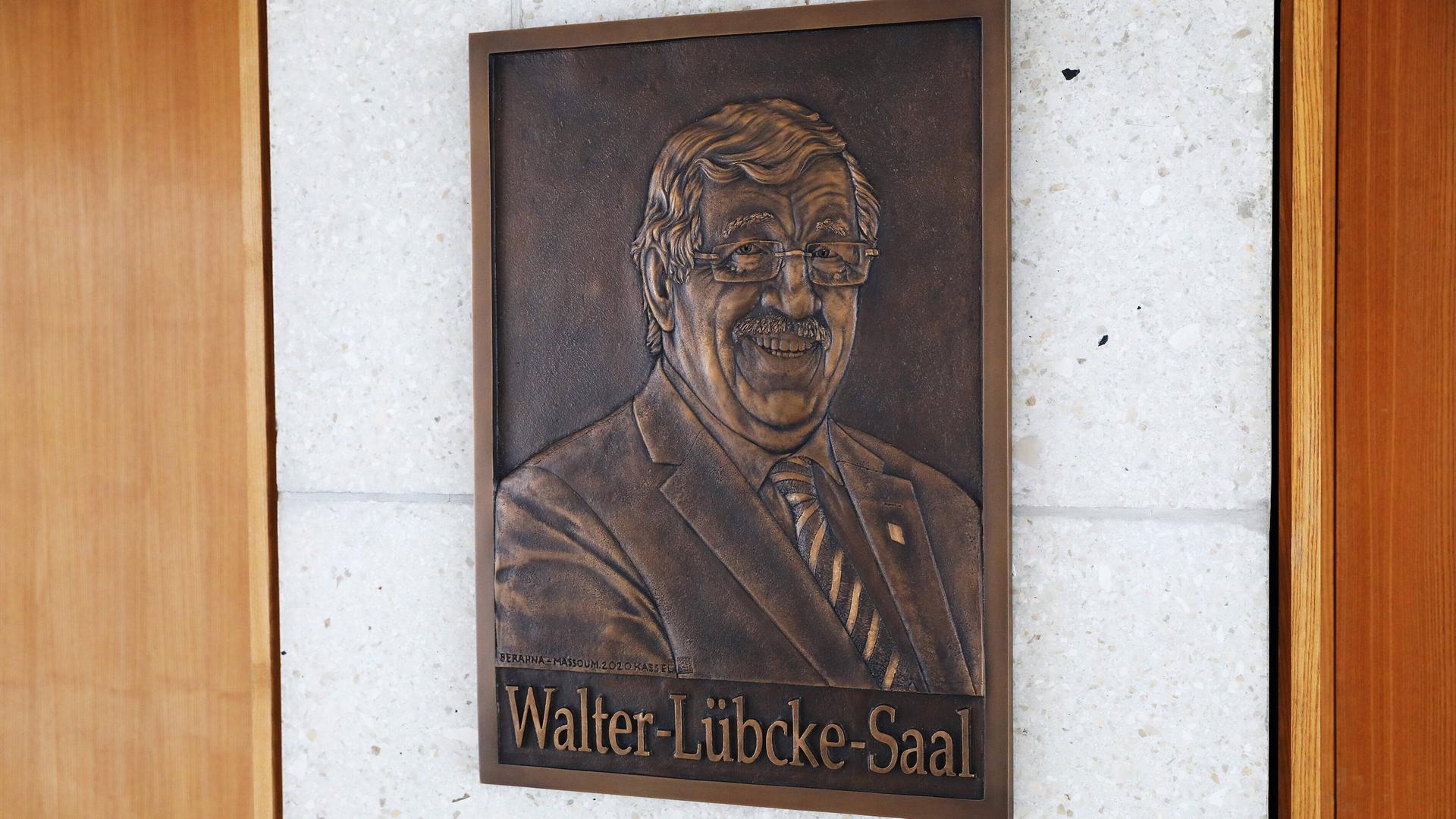Bronzetafel zeigt Walter Lübcke im gleichnamigen Saal.