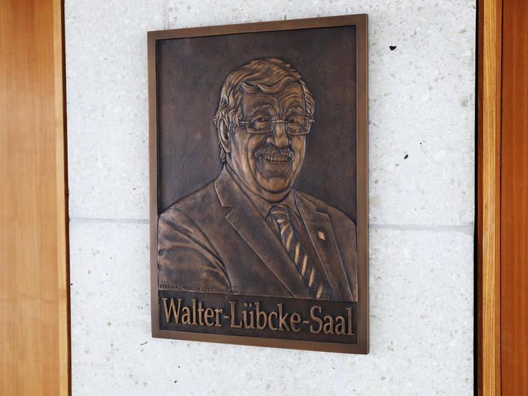 Bronzetafel zeigt Walter Lübcke im gleichnamigen Saal.