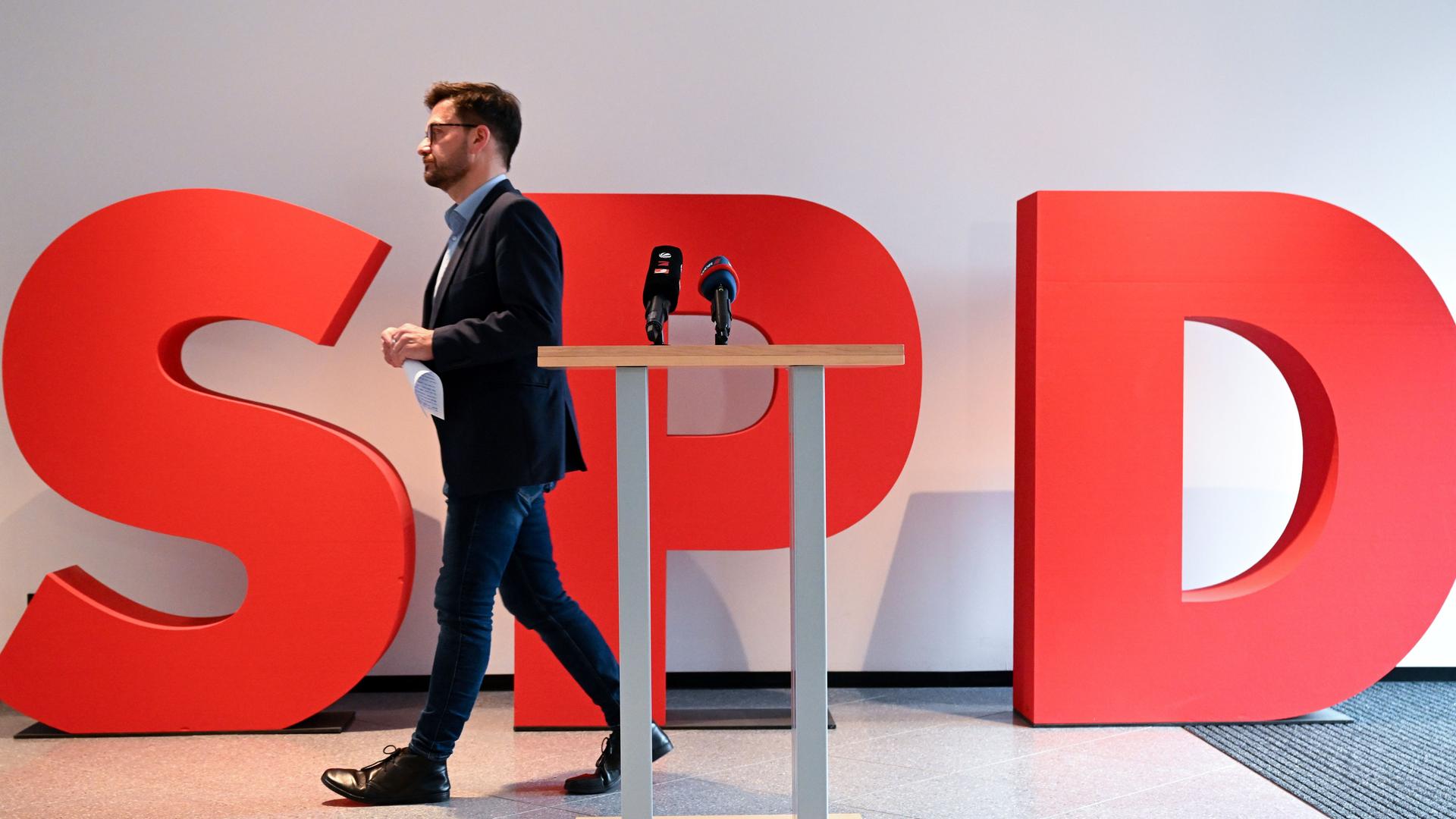 Nordrhein-Westfalen, Düsseldorf: Thomas Kutschaty, ehemaliger Landesvorsitzender der SPD in Nordrhein-Westfalen, geht nach einem Statement im Johannes-Rau-Haus. Nordrhein-Westfalen, Düsseldorf: Thomas Kutschaty, ehemaliger Landesvorsitzender der SPD in Nordrhein-Westfalen, geht nach einem Statement im Johannes-Rau-Haus.