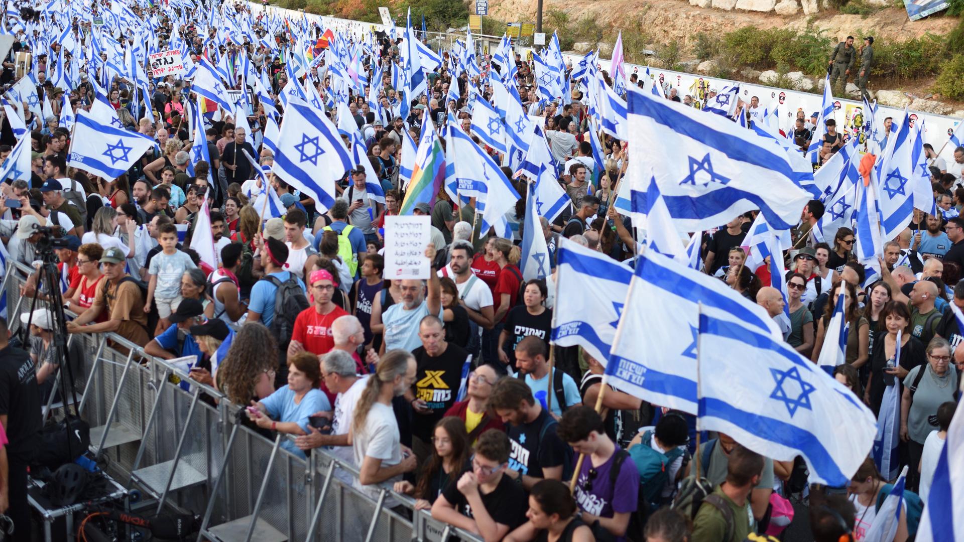 Tausende Demonstrierende haben vor der Knesset Stellung bezogen, um gegen die geplante Justizrefom in Israel zu protestieren. 
