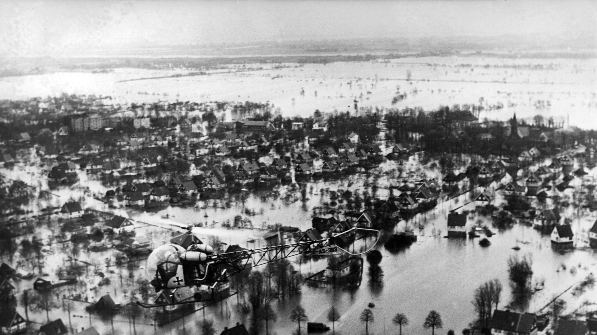 Der Hamburger Stadtteil Wilhelmsburg gesehen von einem Bundeswehr-Hubschrauber aus am Tag nach der Sturmflut vom 17. Februar 1962