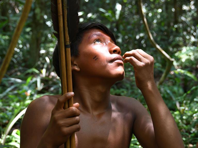 Junger Yanomami-Krieger im Wald