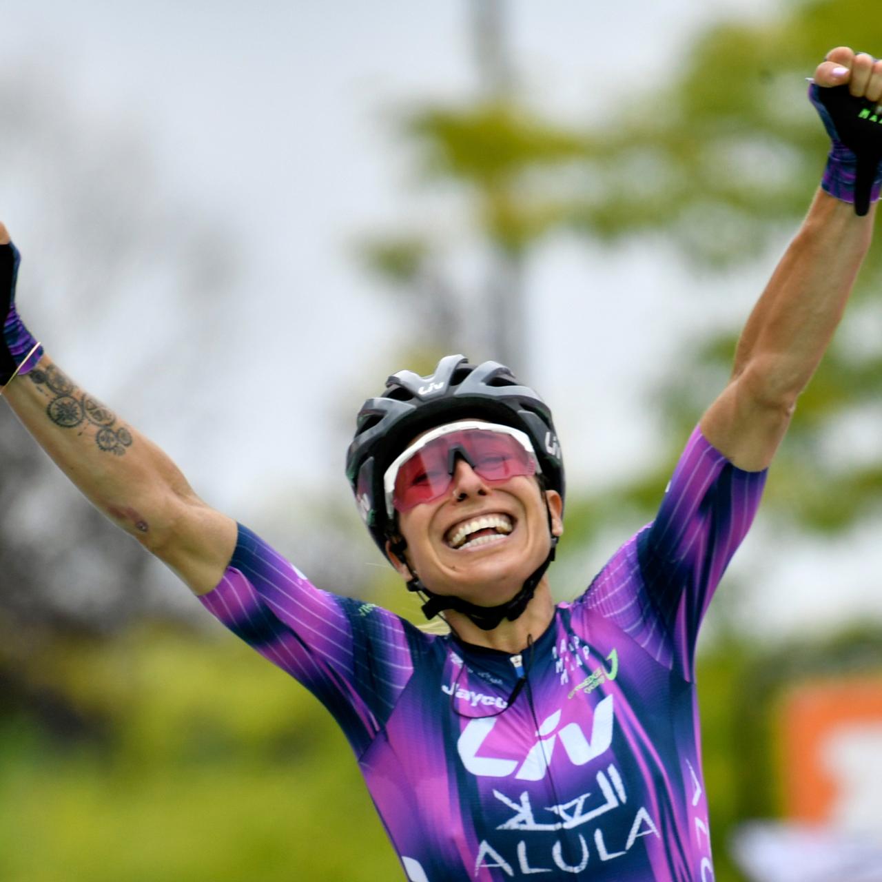 Die Spanierin Mavi Garcia jubelt im Etappenziel.