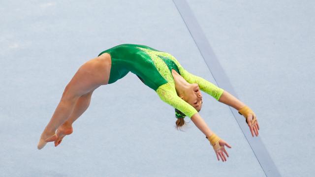 Die Turnerin Lara Hinsberger macht einen Rückwärts-Salto. Das Foto ist aus dem Jahr 2021.