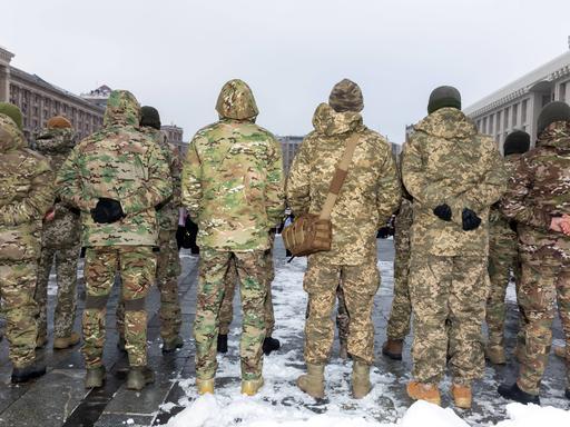 Ukrainische Soldaten stehen aufgereiht zum Appell.