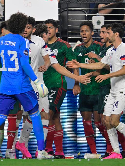 Szene aus dem Fußball-Länderspiel USA gegen Mexiko im Allegiant Stadium, USA