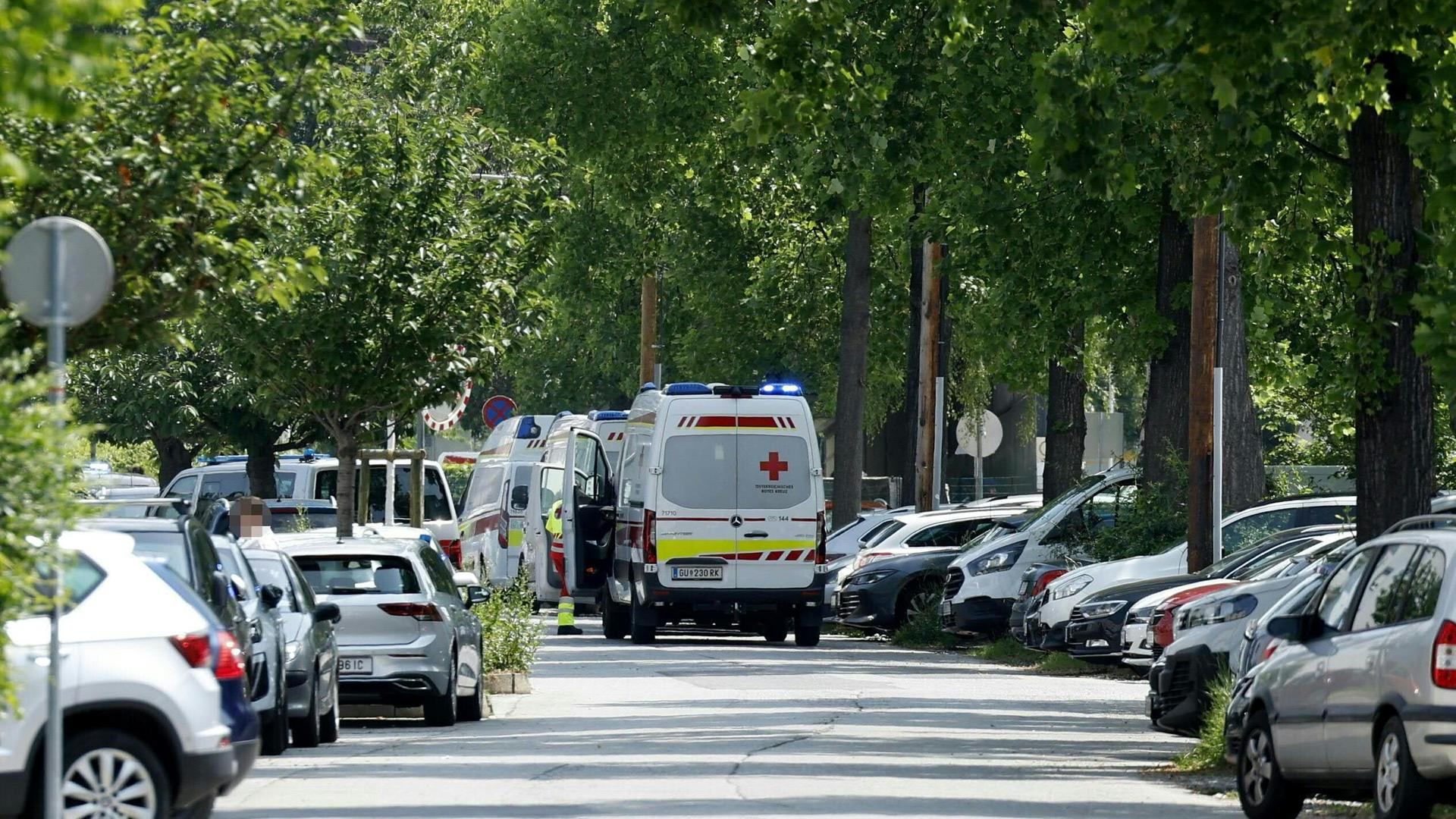 Graz: Einsatzfahrzeuge in der Nähe des Tatorts. Graz: Einsatzfahrzeuge in der Nähe des Tatorts.