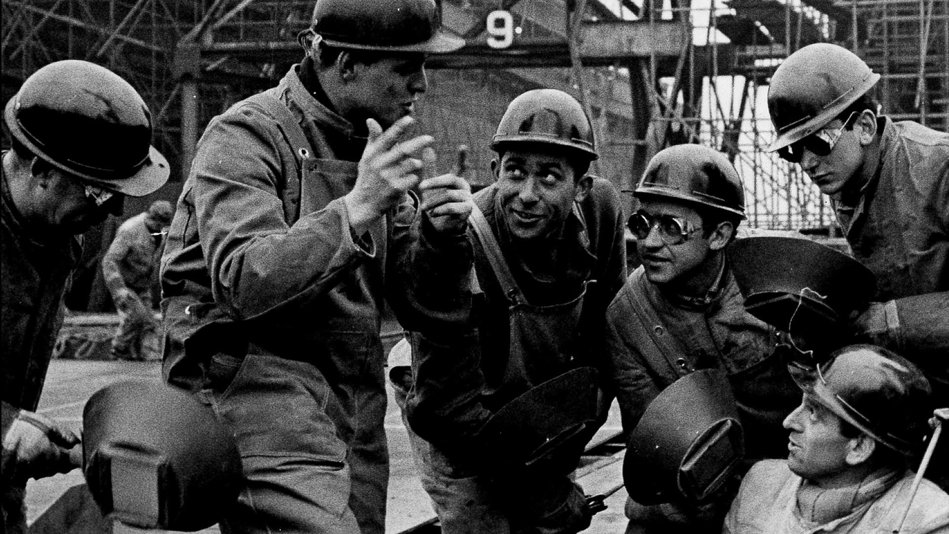 Spanische Arbeiter in den Howaldtswerken in Kiel bei einer Besprechung. 08.03.1961 Spanische Arbeiter in den Howaldtswerken in Kiel bei einer Besprechung. 08.03.1961