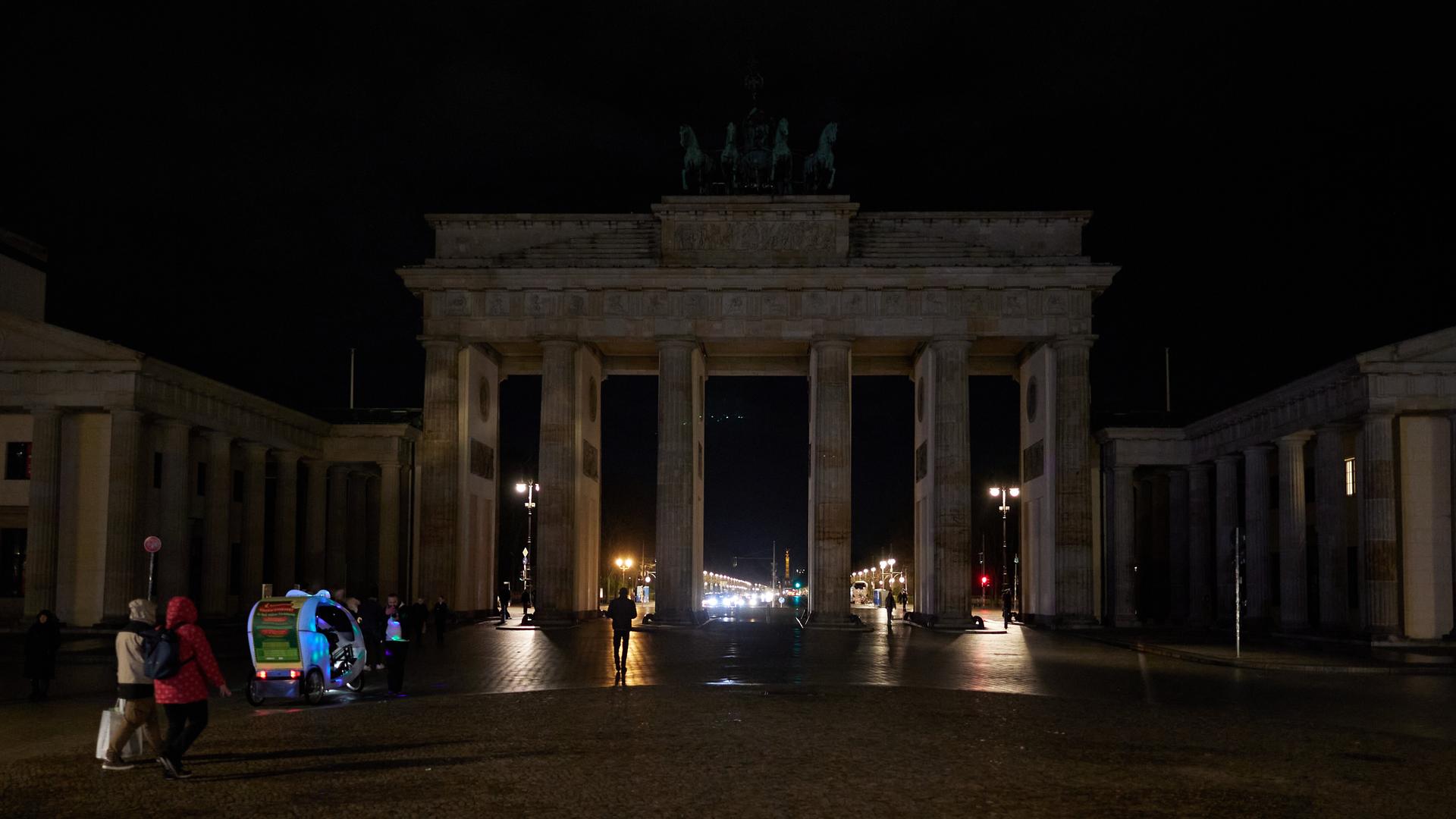 Das Brandenburger Tor in Berlin liegt im Dunkeln. Bei der "Earth Hour" wurde das Licht für eine Stunde ausgeschaltet. 