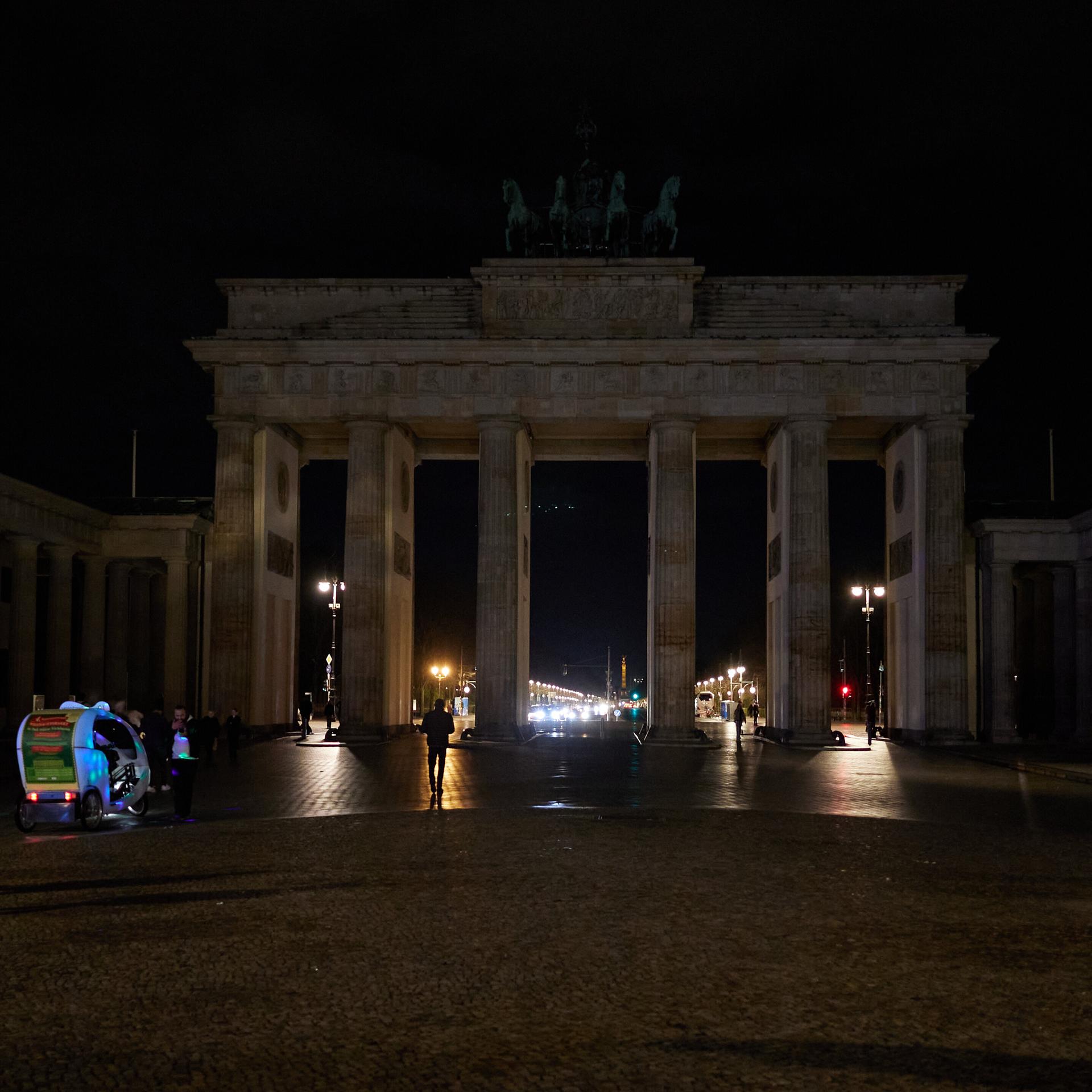 Das Brandenburger Tor in Berlin liegt im Dunkeln. Bei der "Earth Hour" wurde das Licht für eine Stunde ausgeschaltet. 