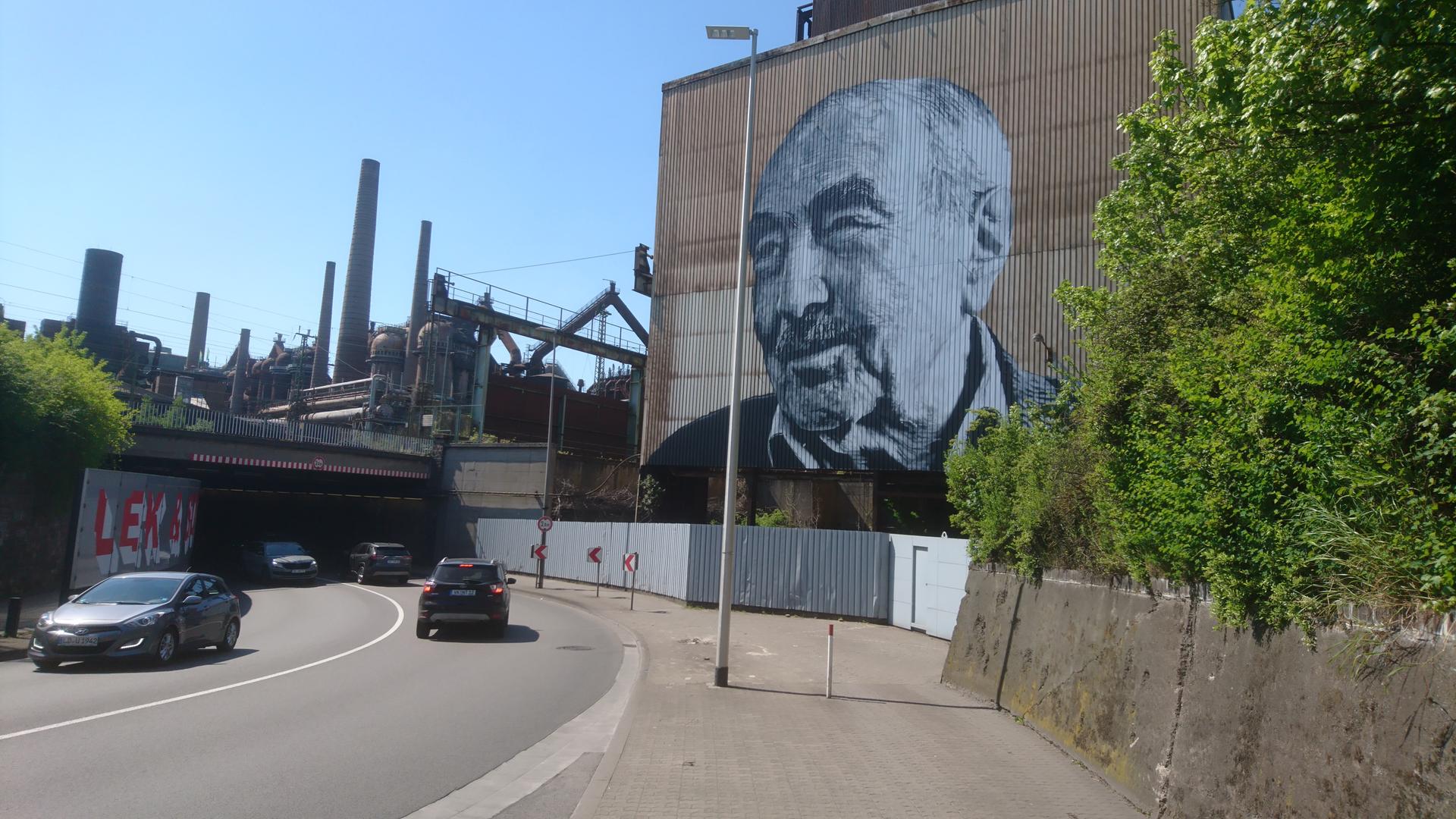  Monumentale Kunst von Hendrik Beikirch: Das gespraytes Bild zeigt den türkische Arbeiter Kaya Urhan an einer Fassade