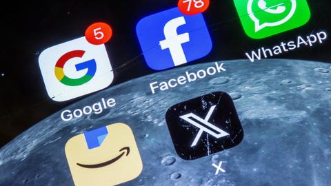 Die Apps verschiedener US-amerikanischer Tech-Konzerne, wie Google, Facebook, WhatsApp, Amazon und X, sind auf dem Display eines Smartphones zu sehen.