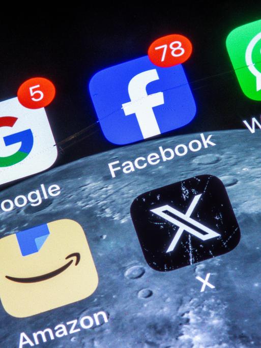 Die Apps verschiedener US-amerikanischer Tech-Konzerne, wie Google, Facebook, WhatsApp, Amazon und X, sind auf dem Display eines Smartphones zu sehen. Die Apps verschiedener US-amerikanischer Tech-Konzerne, wie Google, Facebook, WhatsApp, Amazon und X, sind auf dem Display eines Smartphones zu sehen.