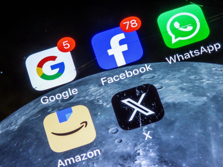 Die Apps verschiedener US-amerikanischer Tech-Konzerne, wie Google, Facebook, WhatsApp, Amazon und X, sind auf dem Display eines Smartphones zu sehen. Die Apps verschiedener US-amerikanischer Tech-Konzerne, wie Google, Facebook, WhatsApp, Amazon und X, sind auf dem Display eines Smartphones zu sehen.