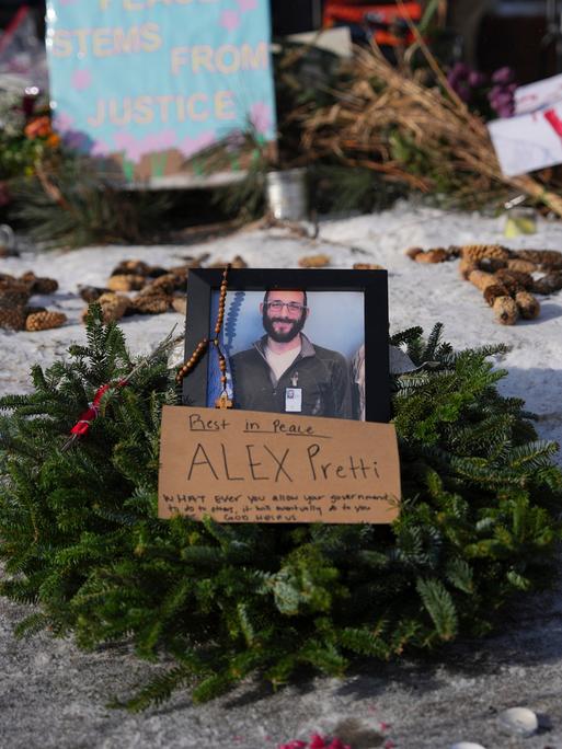 Ein Tannenkranz mit einem Foto Prettis liegt in der Bildmitte auf Schnee. Dahinter weitere Kränze, Schilder und noch ein Bild Prettis. (Quelle: dpa)