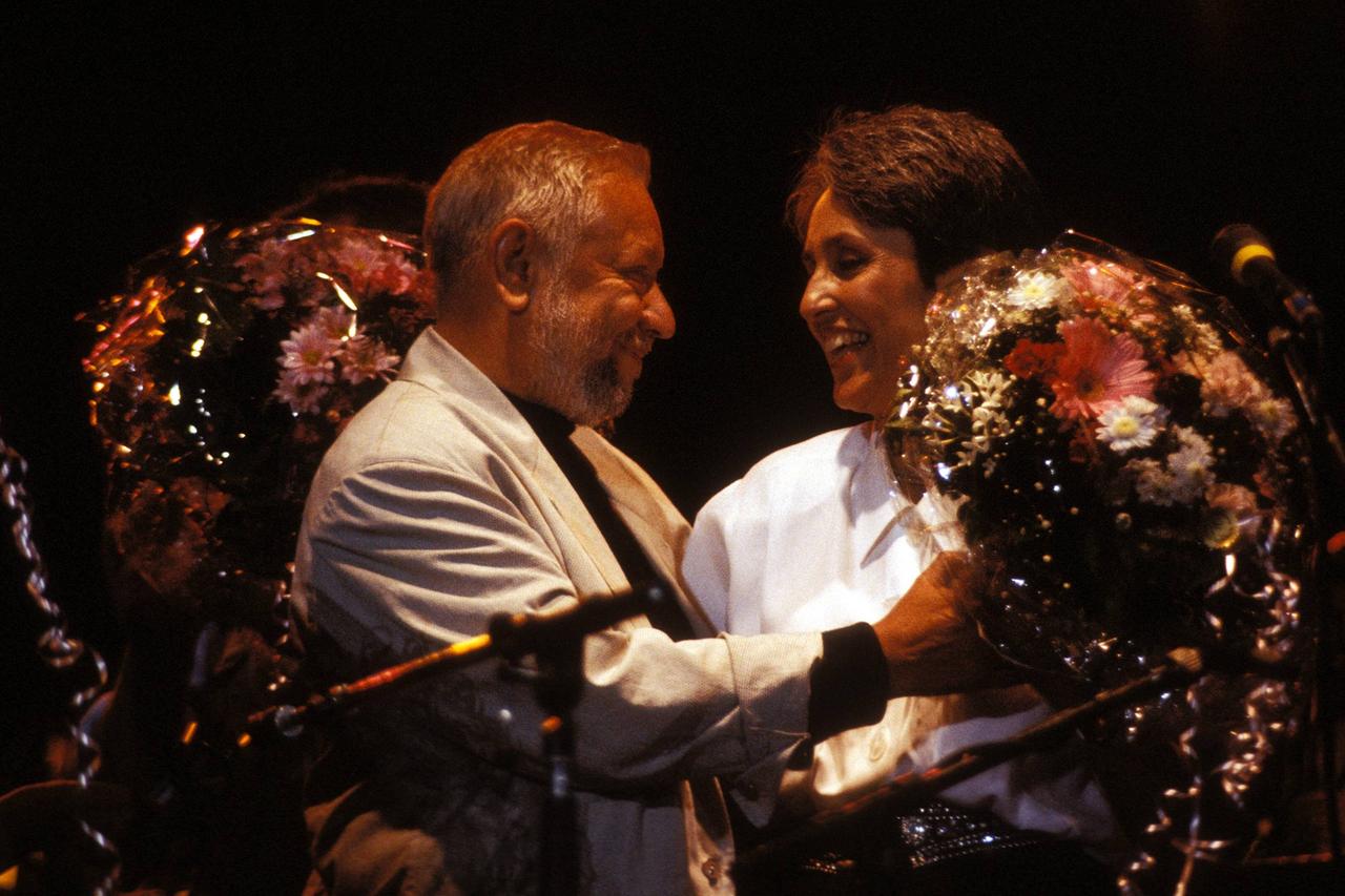 Horst Lippmann (li.,/GER Geschäftsführer Agentur LIPPMANN+RAU) überreicht der Sängerin Joan Baez (re.,/USA) einen Blumenstrauß anlässlich eines Konzerts in Frankfurt 
