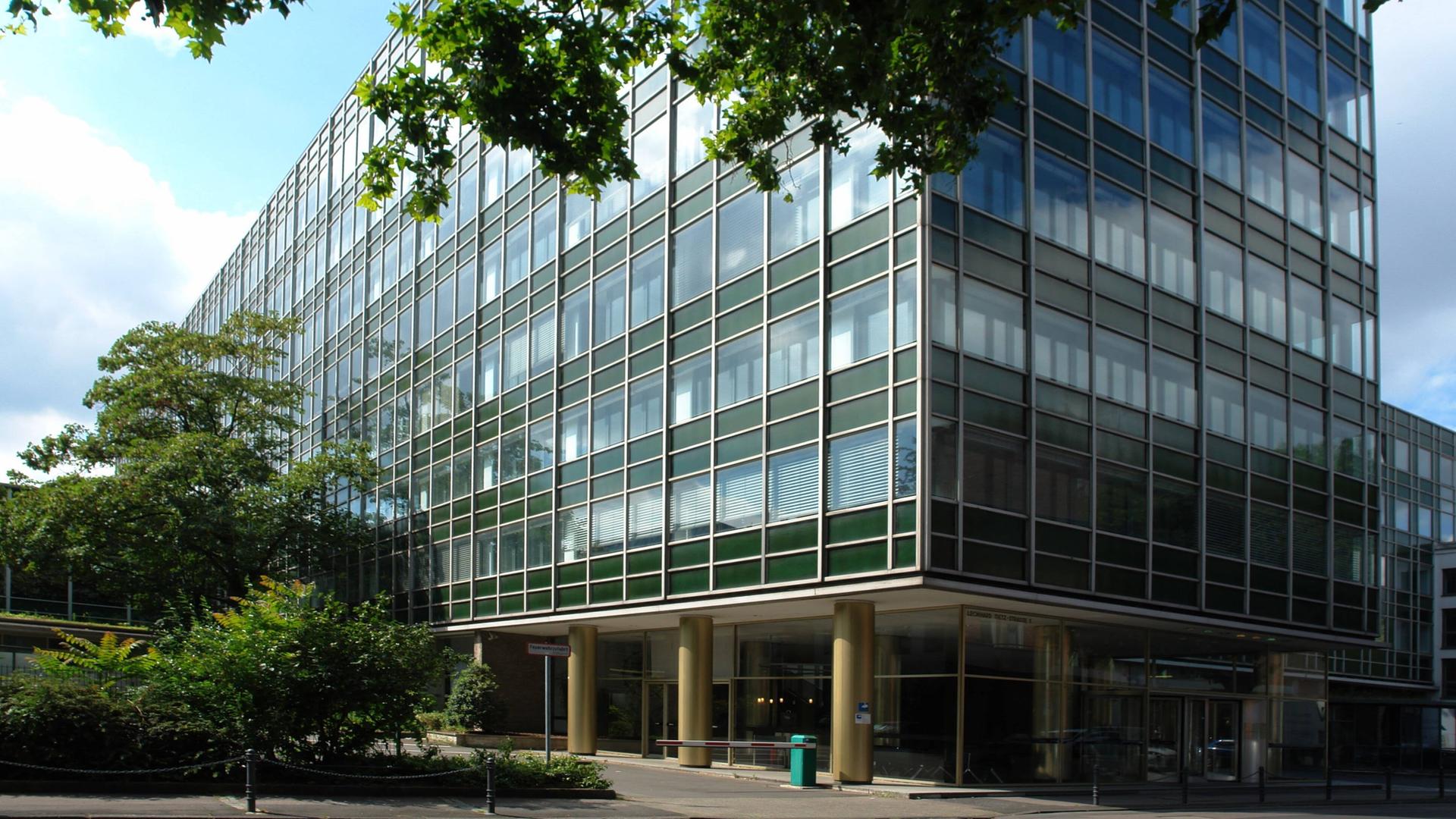 Das Gebäude der Zentralbibliothek am Neumarkt in Köln. Das Gebäude der Zentralbibliothek am Neumarkt in Köln.