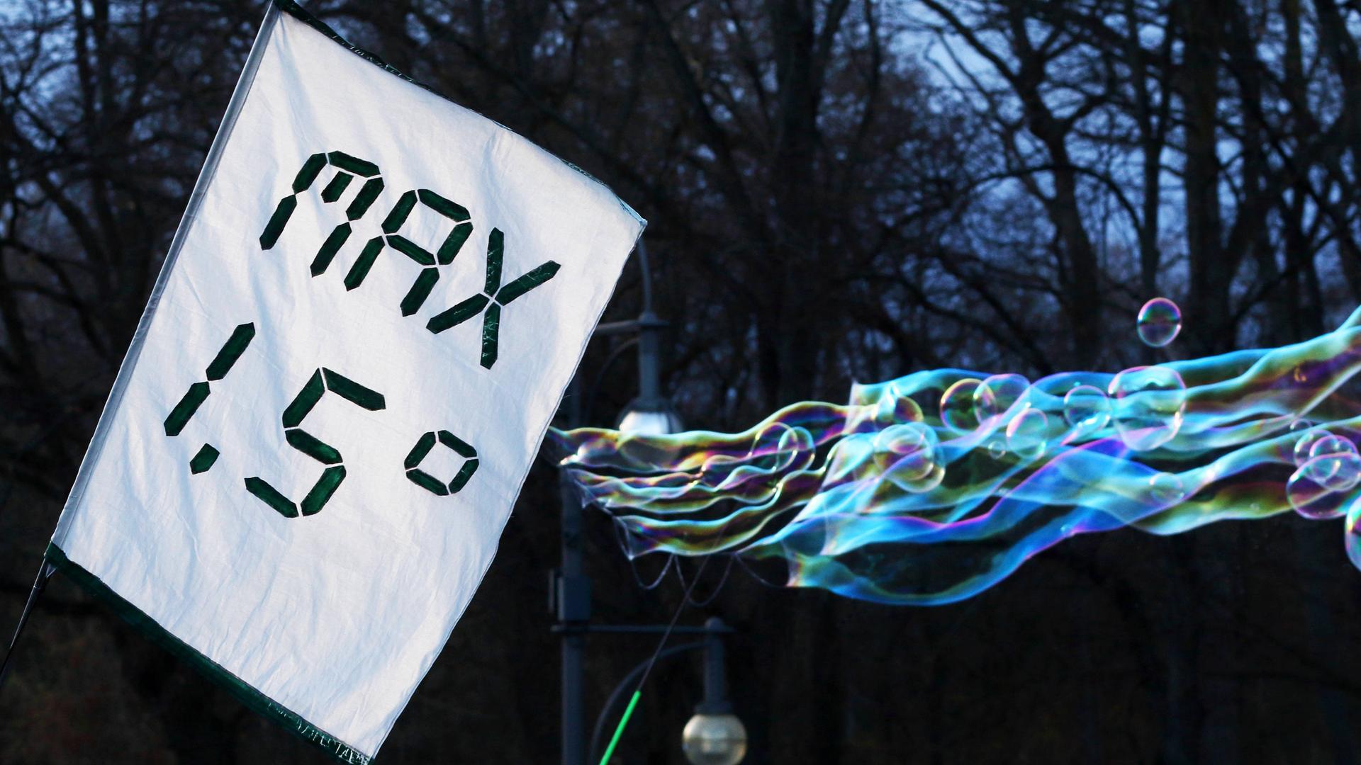 Klima-Demonstration vor dem Brandenburger Tor in Berlin, 25.03.2023, Fahne mit Aufschrift  MAX 1.5 Grad und Seifenblasen