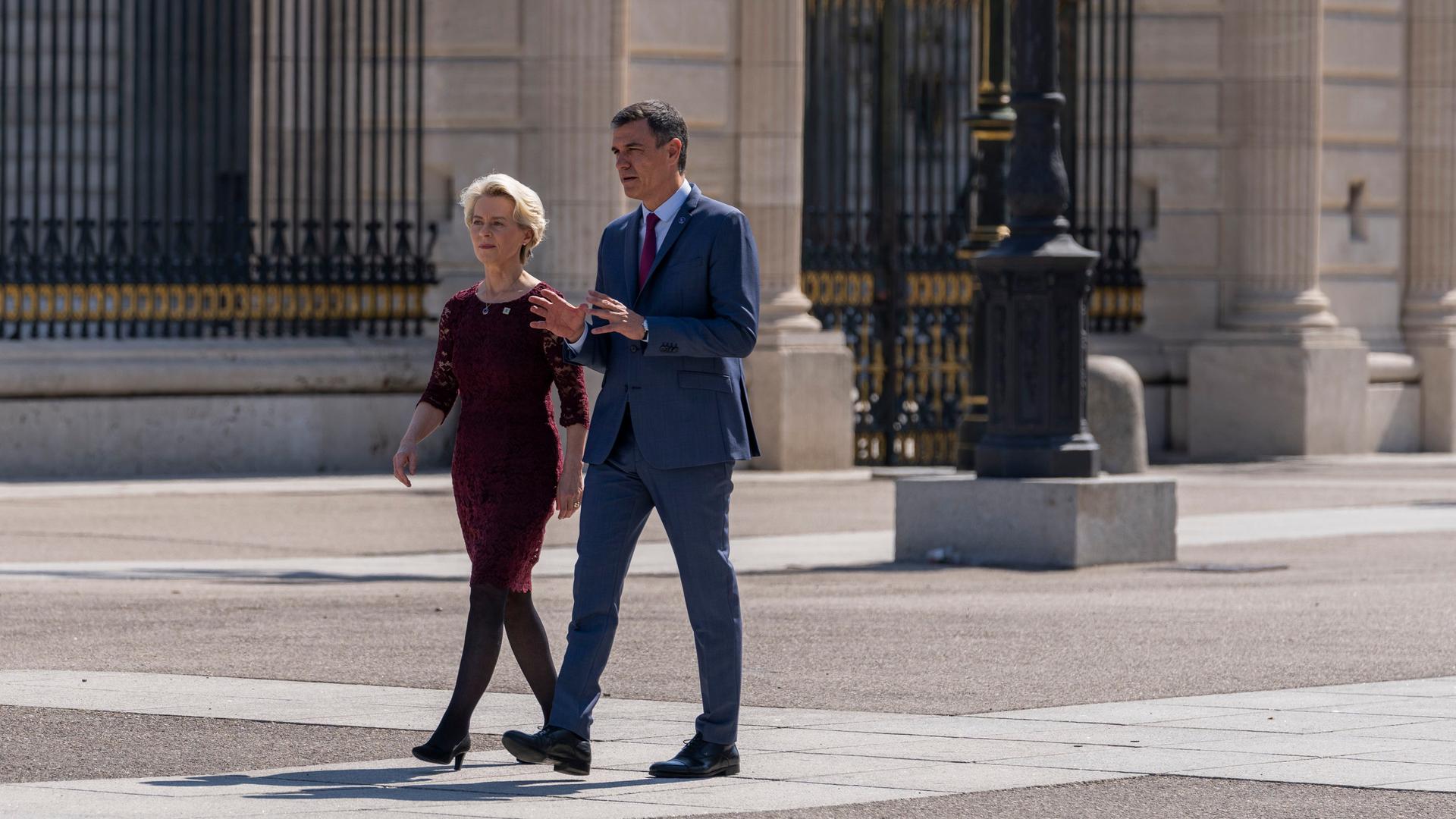 Spanien, Madrid: Ursula von der Leyen (l), Kommissionspräsidentin der EU, und Pedro Sanchez, Ministerpräsident von Spanien, treffen zu Gesprächen zum Start der spanischen EU-Ratspräsidentschaft zusammen.