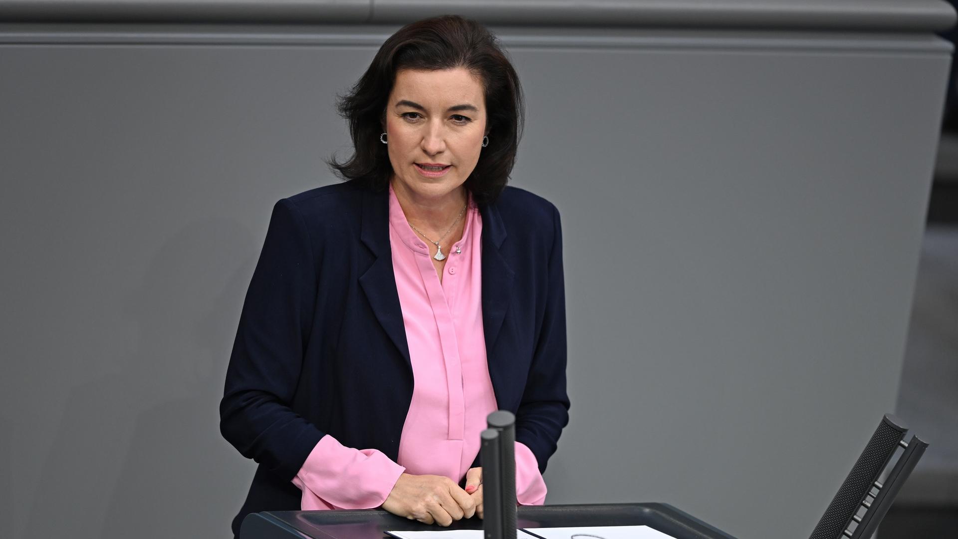 Dorothee Bär (CSU), Bundesforschungsministerin, spricht im Bundestag bei den Beratungen zum Bundeshaushalt 2027.