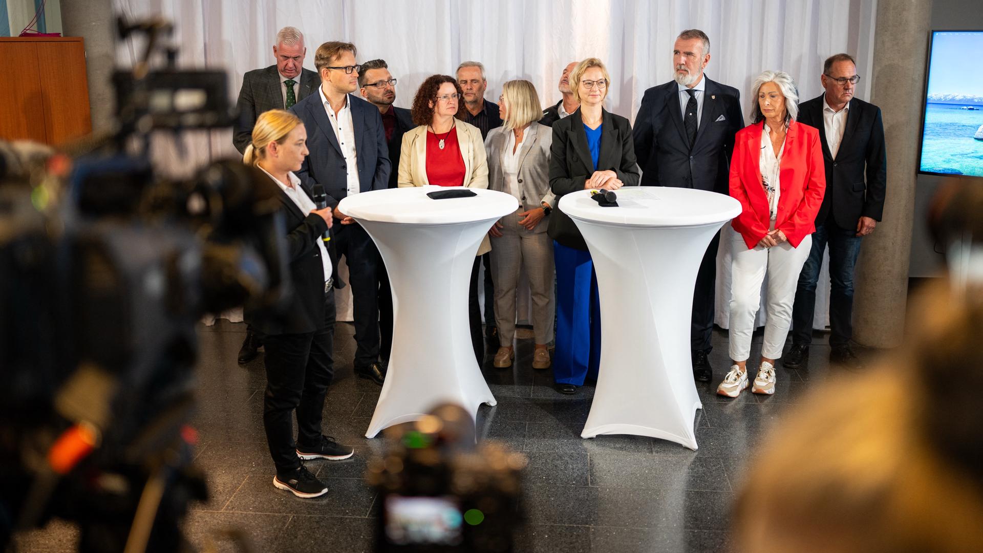 Die Vorsitzende der Thüringer BSW-Fraktion sowie die Thüringer Parteivorsitzenden geben eine Pressekonferenz im Erfurter Landtag. Die Vorsitzende der Thüringer BSW-Fraktion sowie die Thüringer Parteivorsitzenden geben eine Pressekonferenz im Erfurter Landtag.